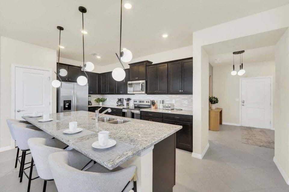 Townhome, 5 Bedrooms | Private kitchen