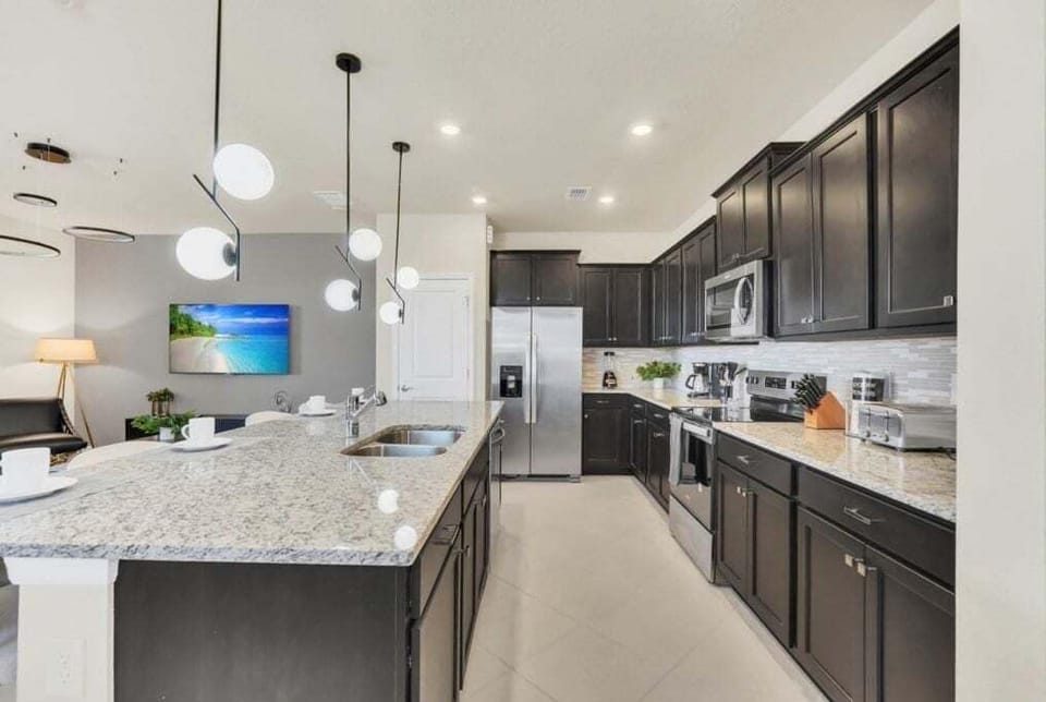 Townhome, 5 Bedrooms | Private kitchen