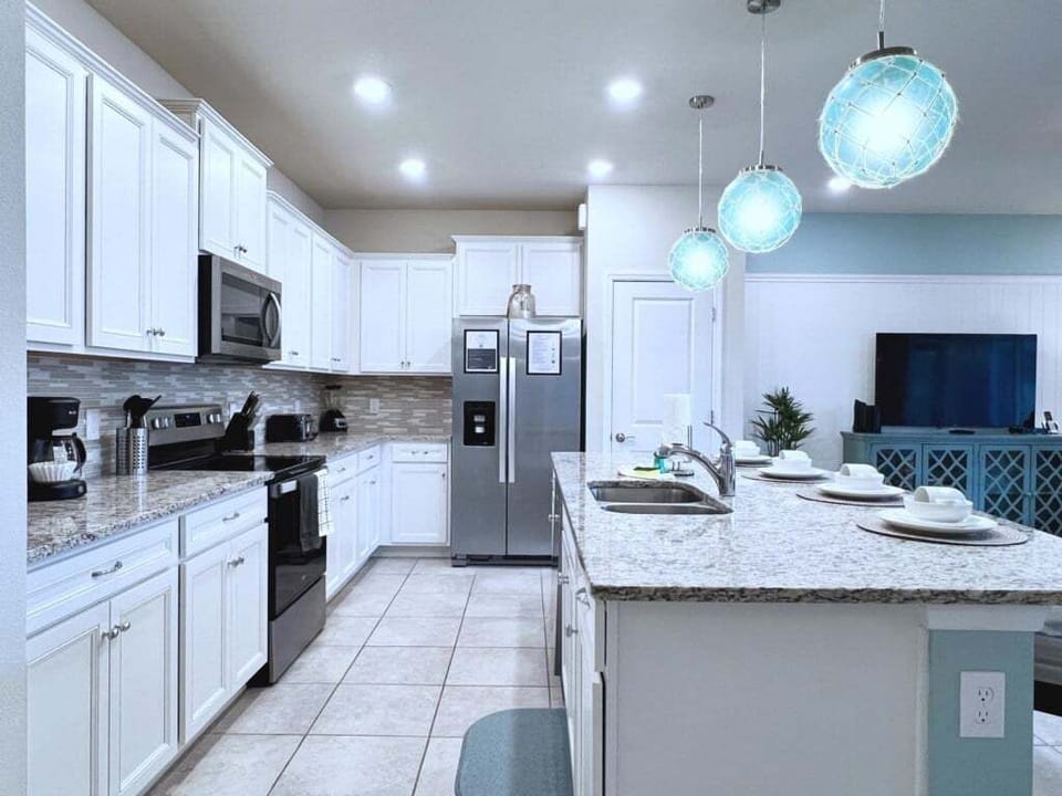 Townhome, 5 Bedrooms | Private kitchen