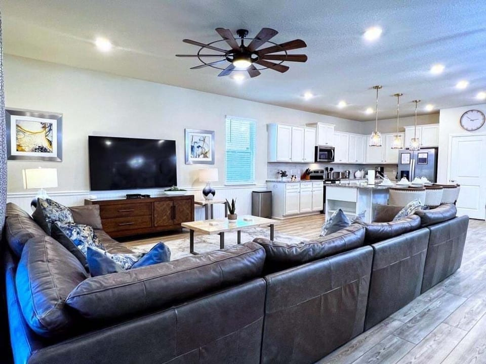 House, Multiple Bedrooms | Living area