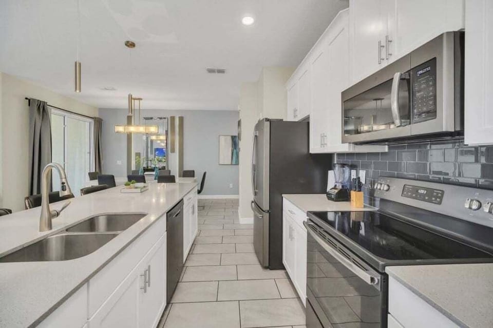 Townhome, 4 Bedrooms | Private kitchen