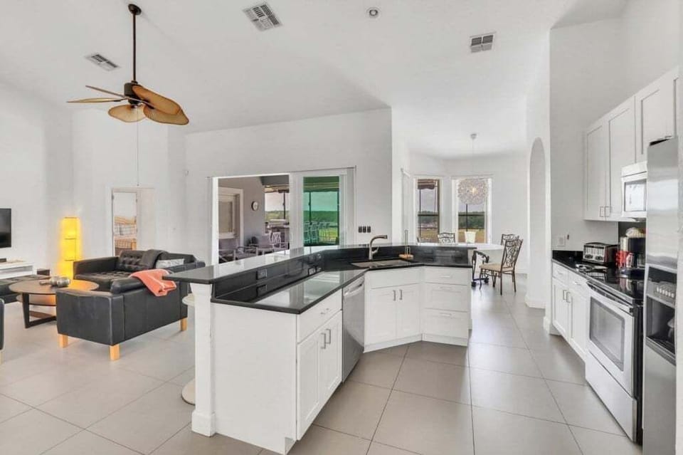 Villa, 5 Bedrooms | Private kitchen