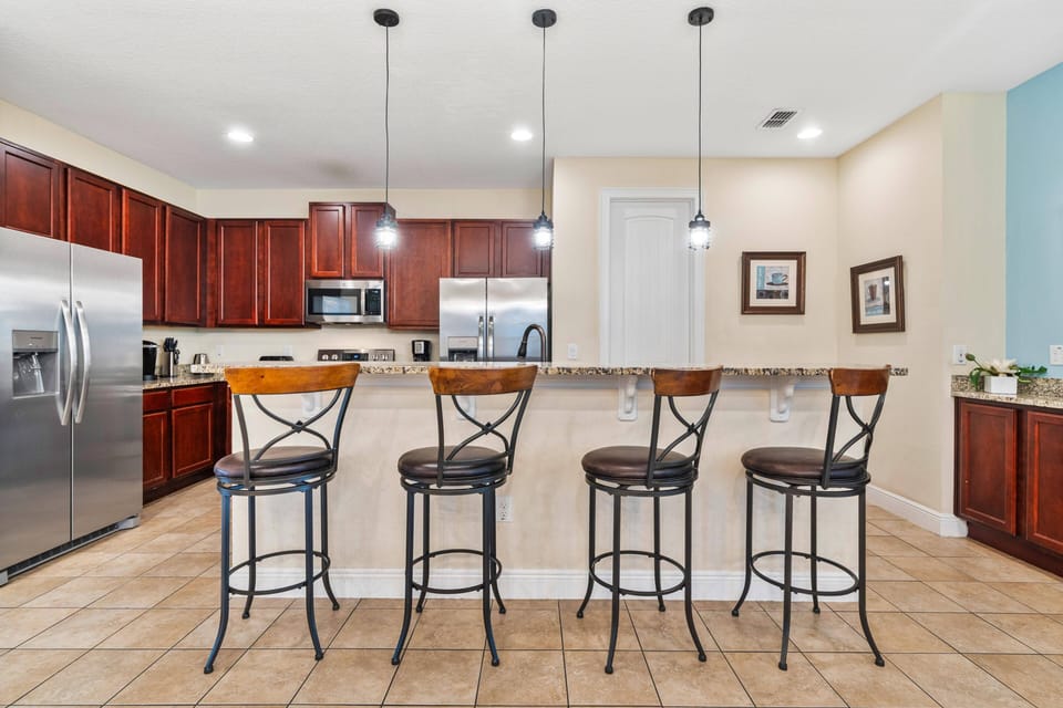 Kitchen island w/ bar stools perfect for casual meals & morning coffee