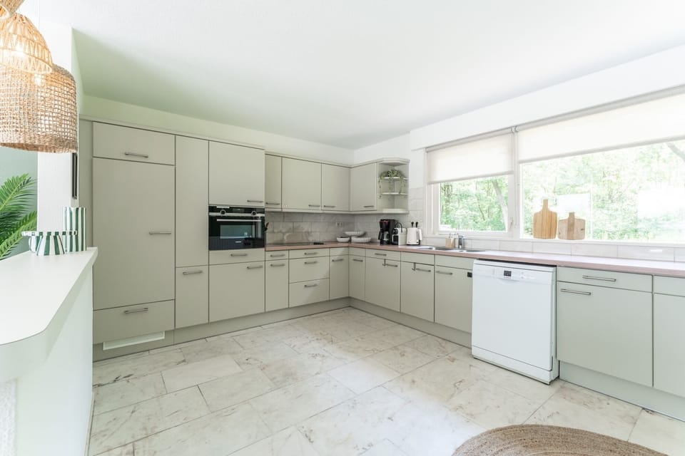 Modern kitchen with all essential appliances, perfect for self-catering holidays, family stays, and long-term accommodation in Tilburg.