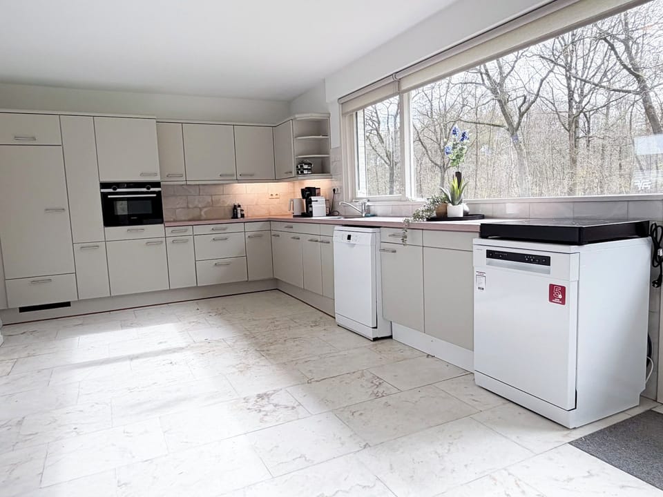 Large open kitchen in Tilburg with full appliances and plenty of workspace.