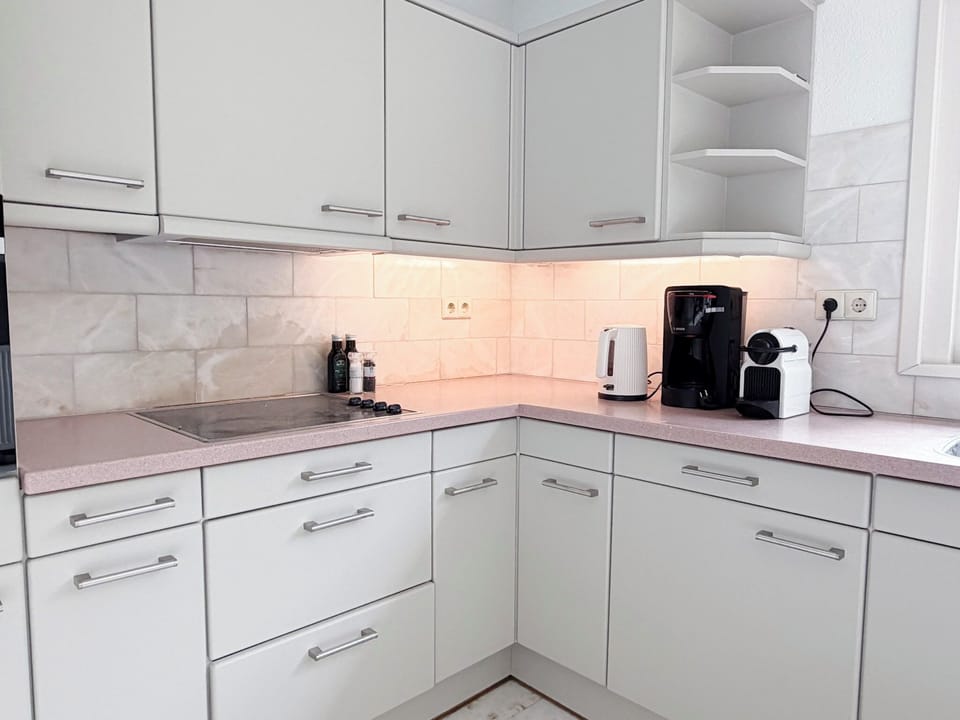 Kitchen includes coffee maker, kettle, and essentials – Tilburg stay near Zwartvenseweg.