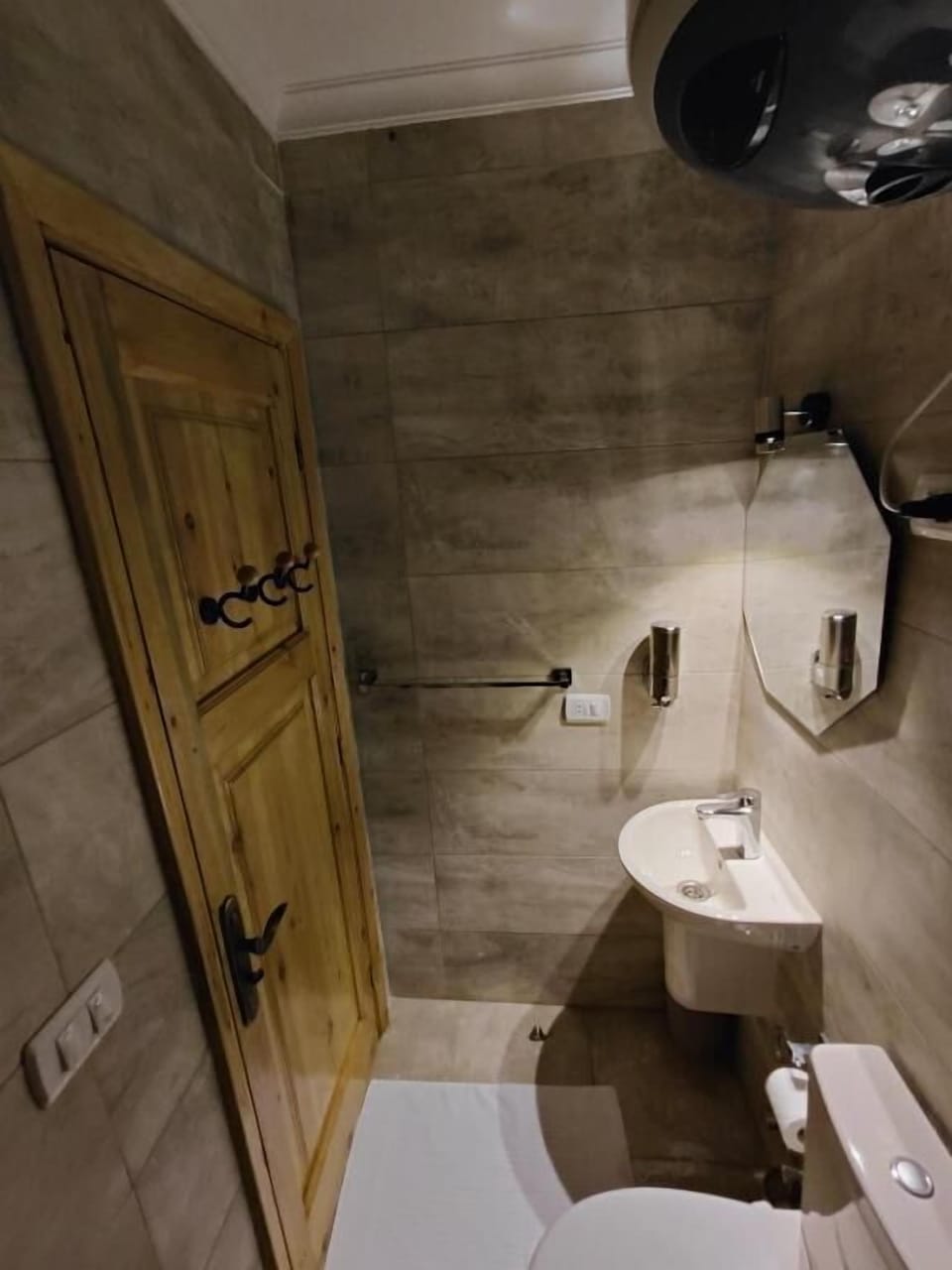 Deluxe Suite, Balcony, City View | Bathroom | Slippers