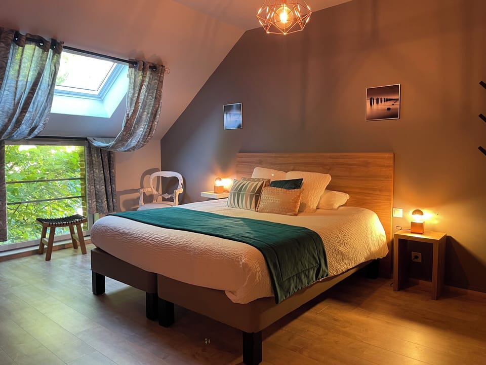 Blackout drapes, soundproofing, free WiFi