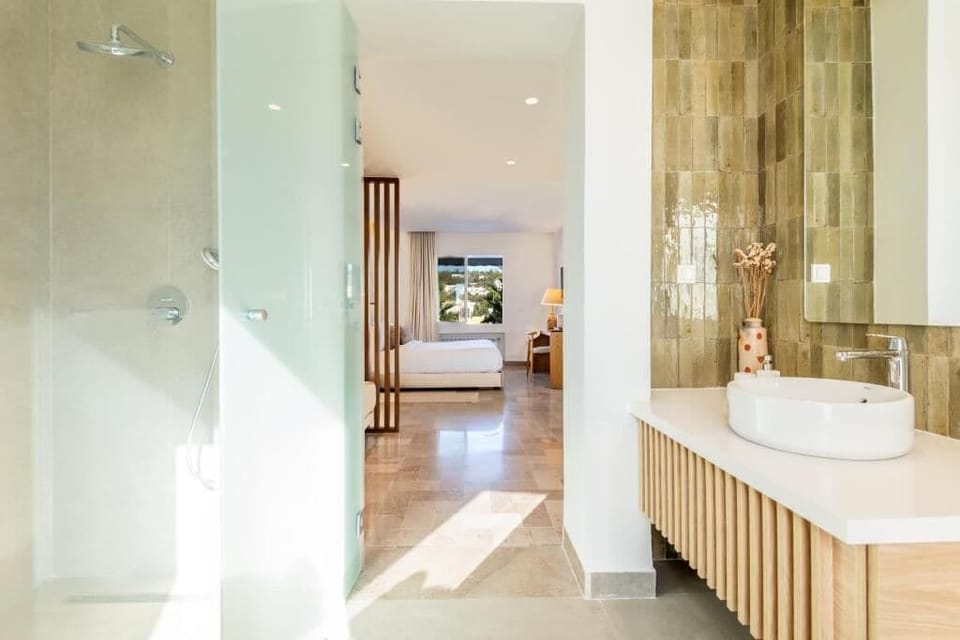 Comfort Double Room, Balcony, Hill View | Bathroom | Shower, hair dryer, bathrobes, bidet