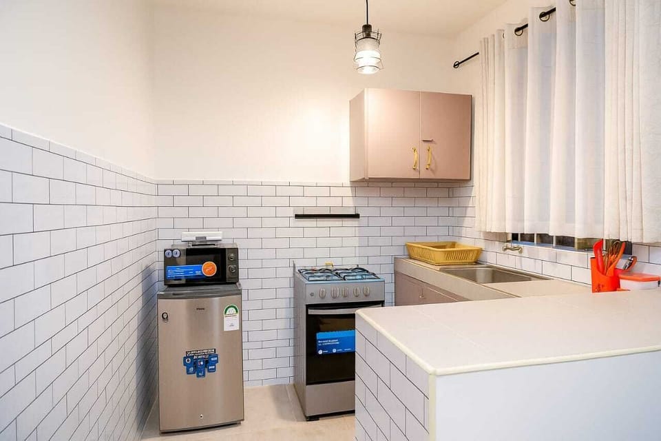 Classic Studio | Private kitchen | Fridge, microwave, cookware/dishes/utensils