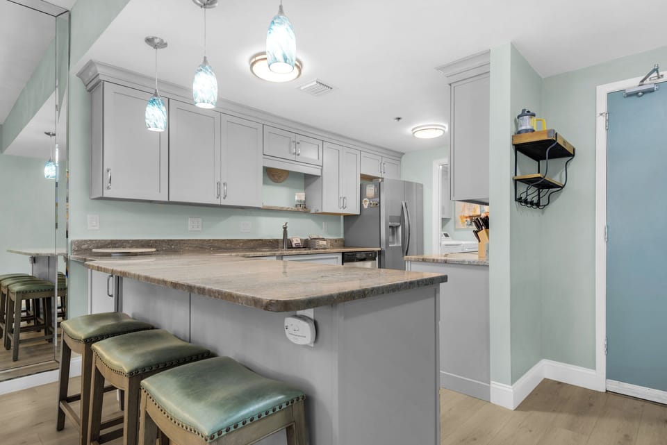Eat-in kitchen bar seating