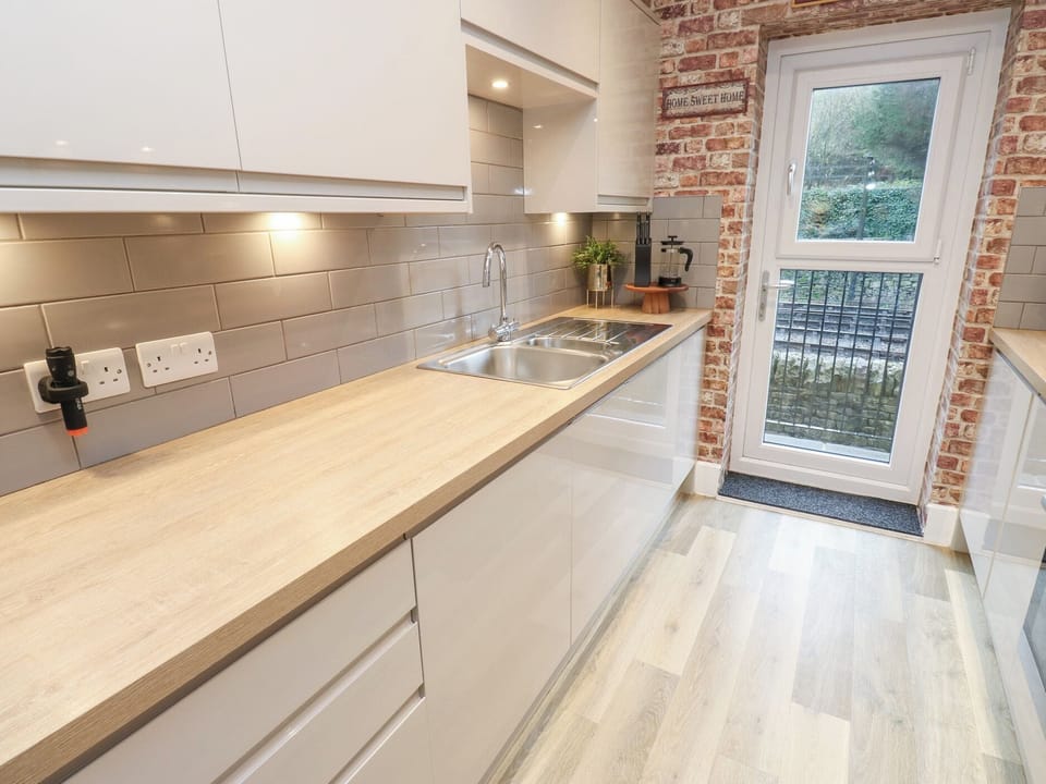 Fridge, microwave, dishwasher, cookware/dishes/utensils