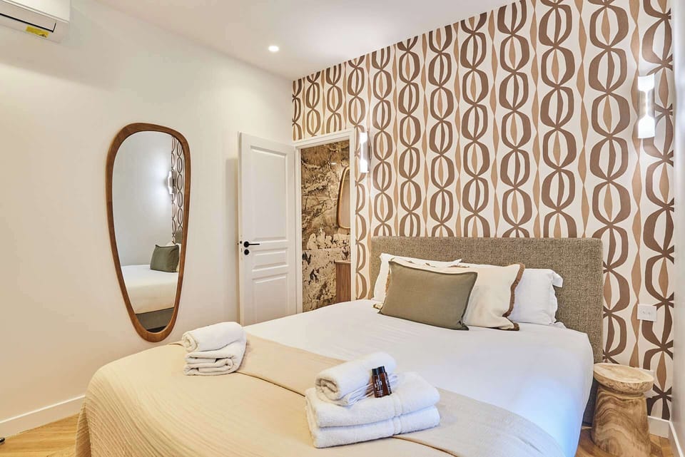 Chambre 2 avec lit queen size et salle de bain
