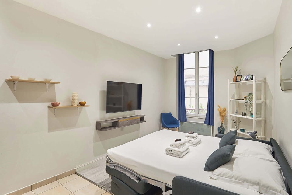 Grand studio avec canapé lit ouvert et cuisine 