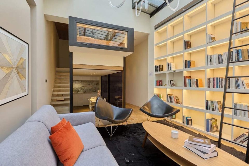 Pièce à vivre avec canapé-lit pour 2 personnes, cuisine ouverte et espace repas