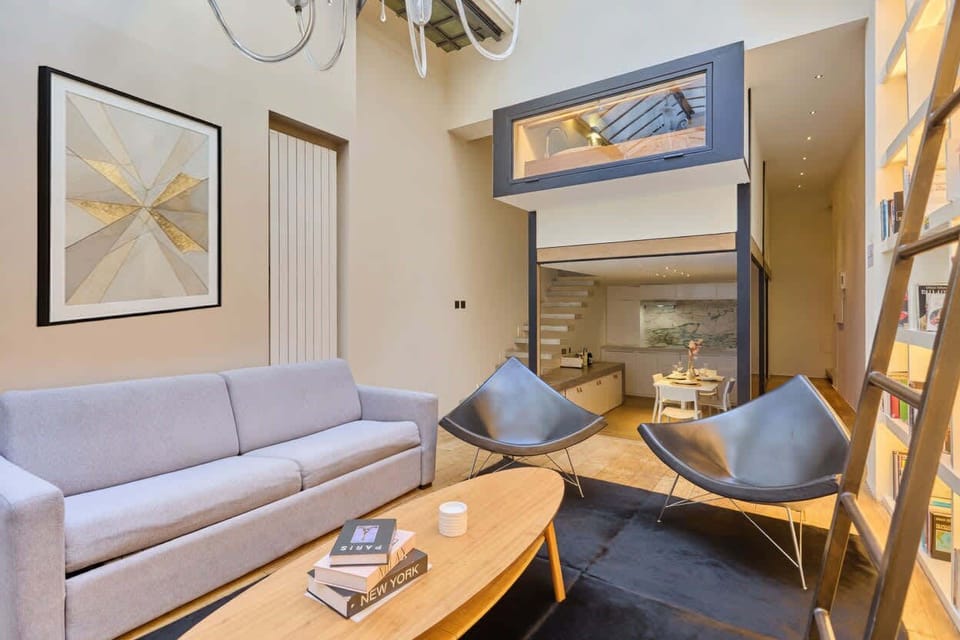 Pièce à vivre avec canapé-lit pour 2 personnes, cuisine ouverte et espace repas