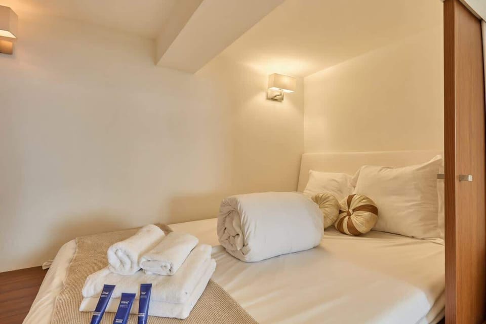 Chambre avec lit double et rangements