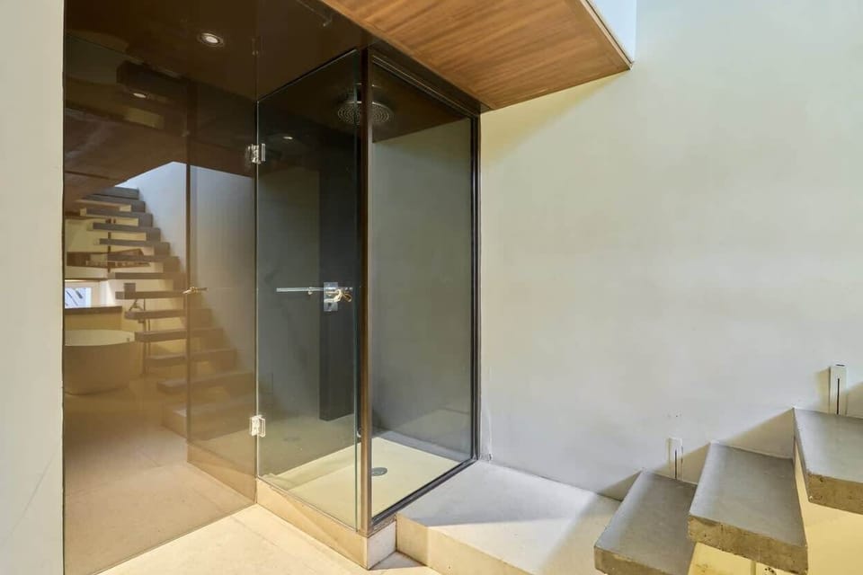 Salle de bain avec douche, baignoire et toilette