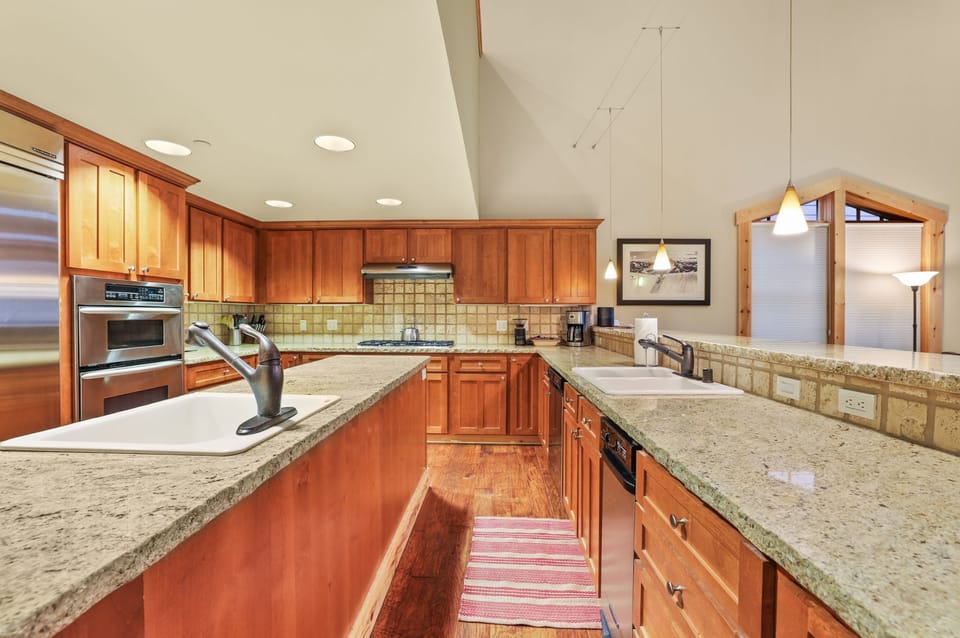 Enjoy cozy breakfasts in a sunlit nook, where nature feels just a heartbeat away. With vibrant decor and a warm ambiance, every meal is a chance to savor the mountain lifestyle.