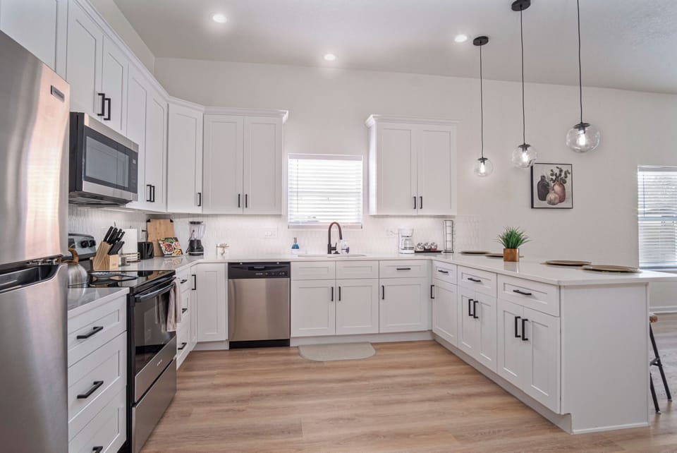 House (5 Bedrooms) | Private kitchen | Microwave, oven, coffee/tea maker, dining tables