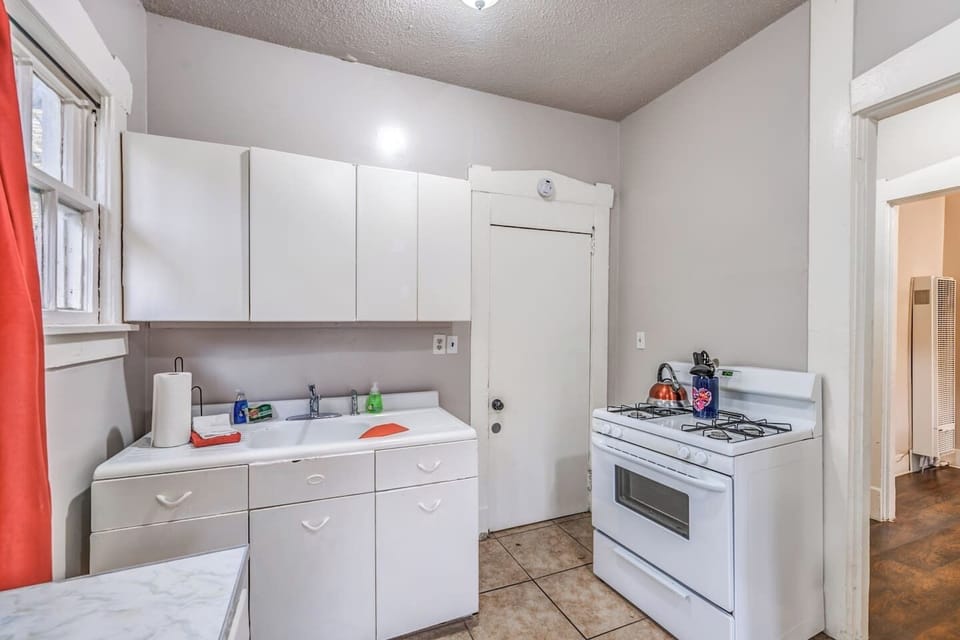 Simple and functional cooking space for preparing meals during your stay.