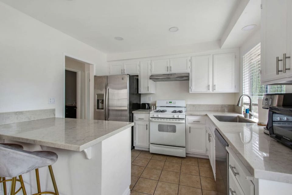 Modern, fully-equipped kitchen with a beautiful island – perfect for cooking and gathering!