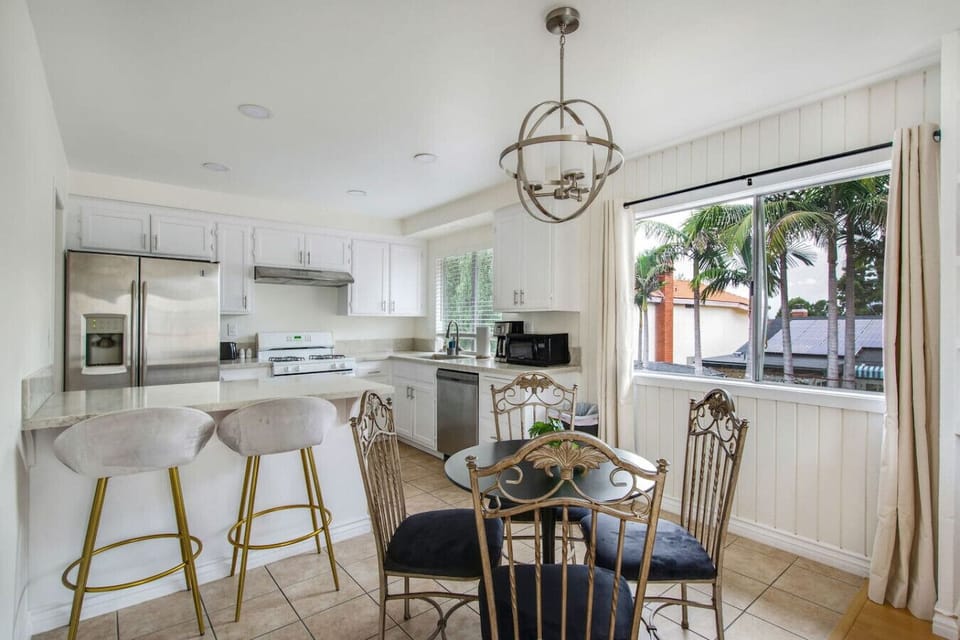 Fully equipped kitchen with breakfast bar and dining area, perfect for meals at home