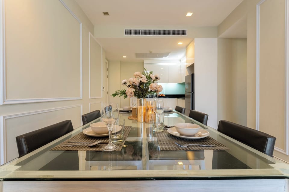 Suite with Private Pool | In-room dining