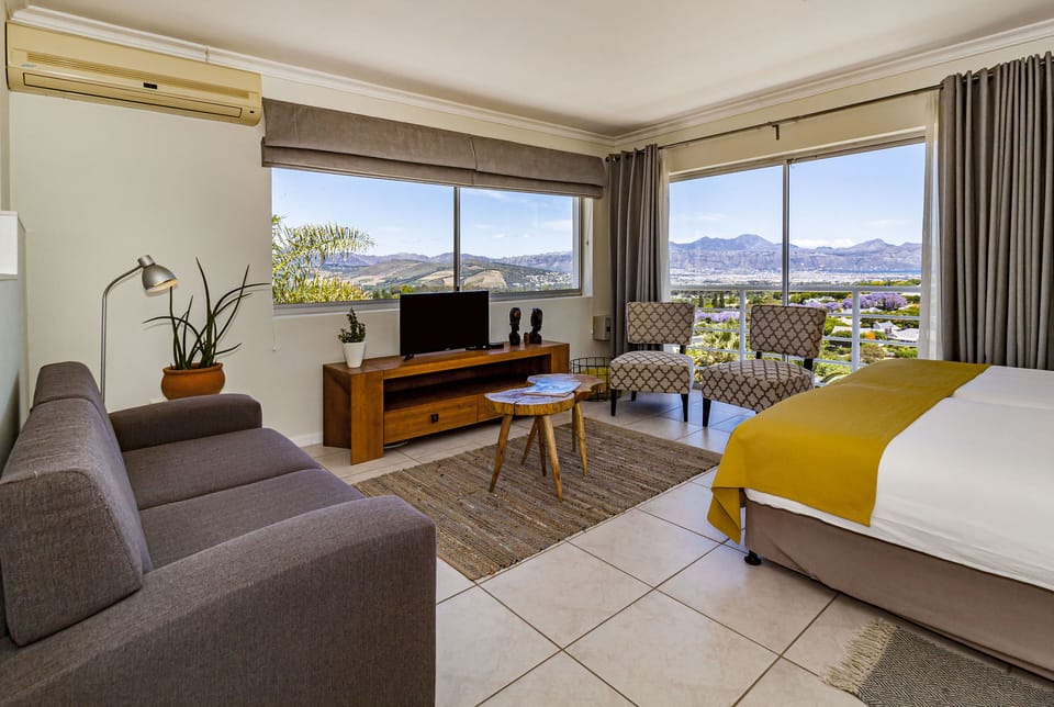 Penthouse (Senufo) | Living area | TV