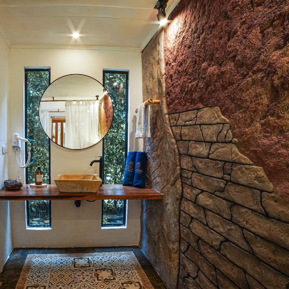 Superior Suite, Pool View | Bathroom