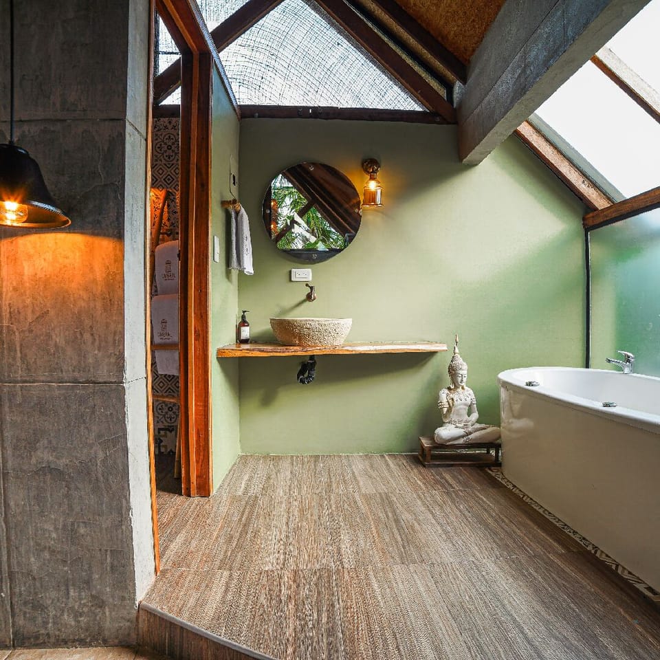 Deluxe Suite, Balcony, Garden View | Bathroom