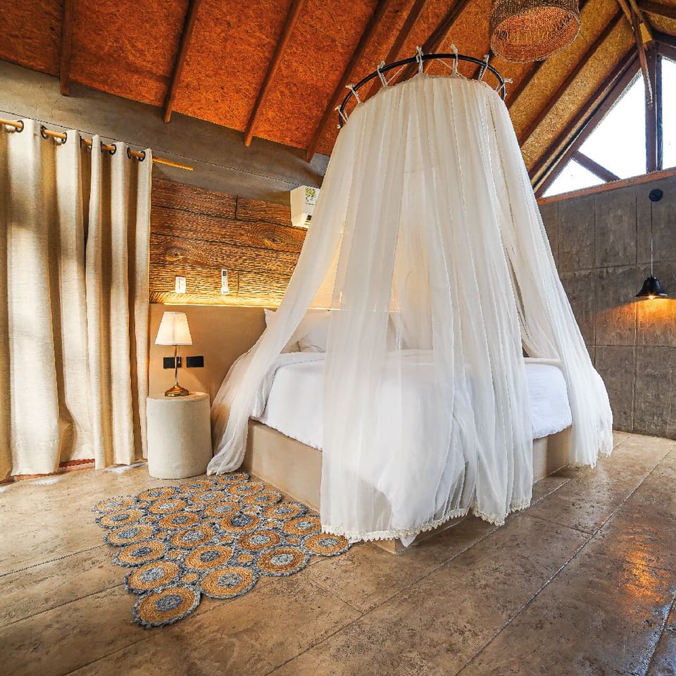 Deluxe Suite, Balcony, Garden View | In-room safe, free WiFi