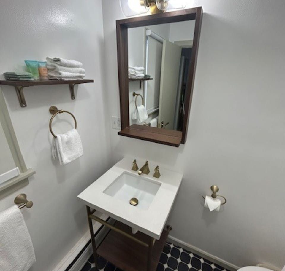 Shower, free toiletries, towels