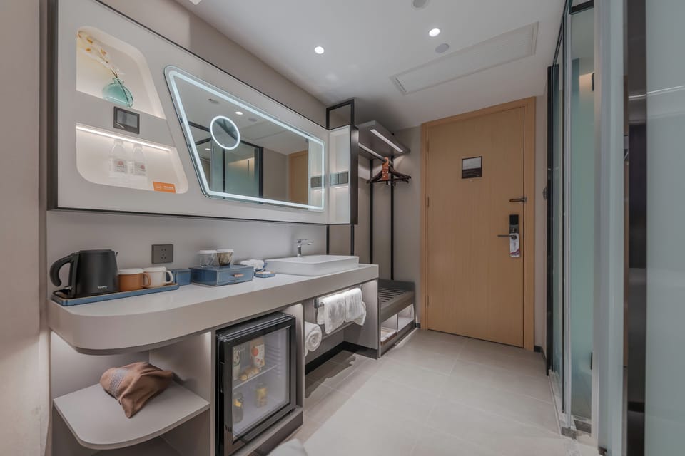 Business Double or Twin Room | Desk, laptop workspace, blackout drapes, soundproofing