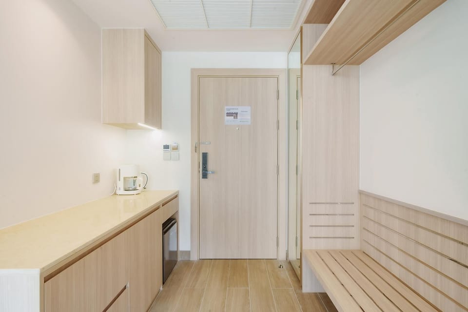 Entrance, Mini fridge, Kitchenette