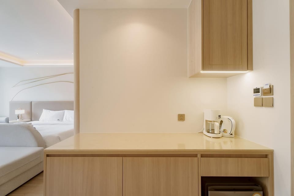 Kitchennete, Coffee machine, Kettle