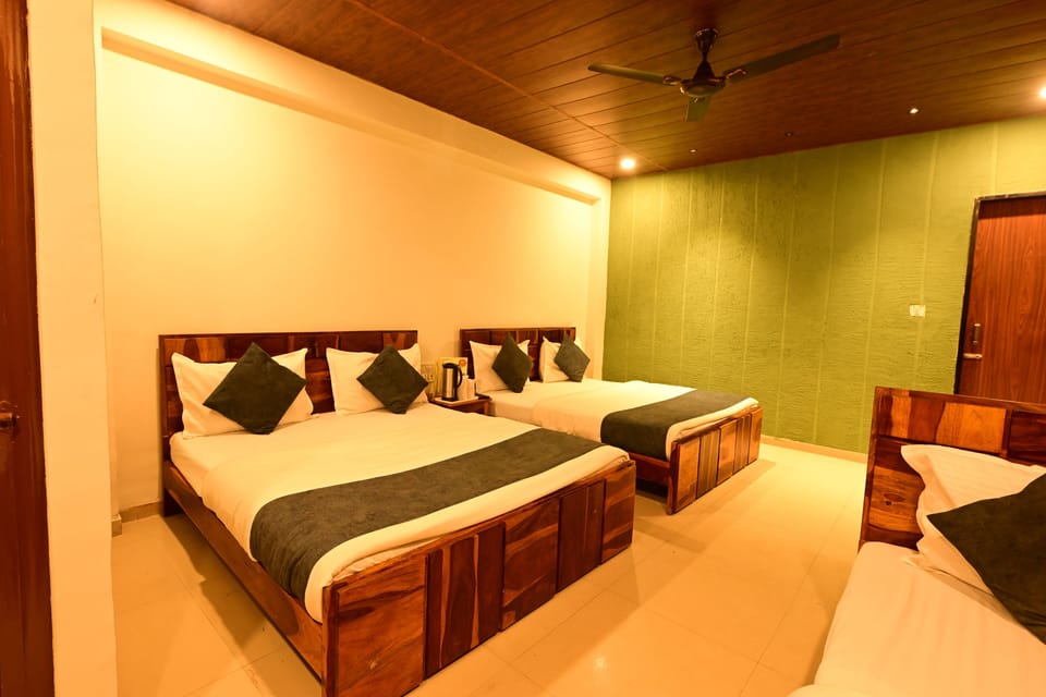 Family Ac Four Bed | Premium bedding, iron/ironing board, bed sheets