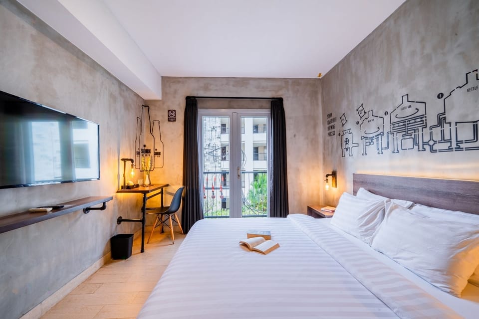 Stark Executive Room | Desk, laptop workspace, free WiFi