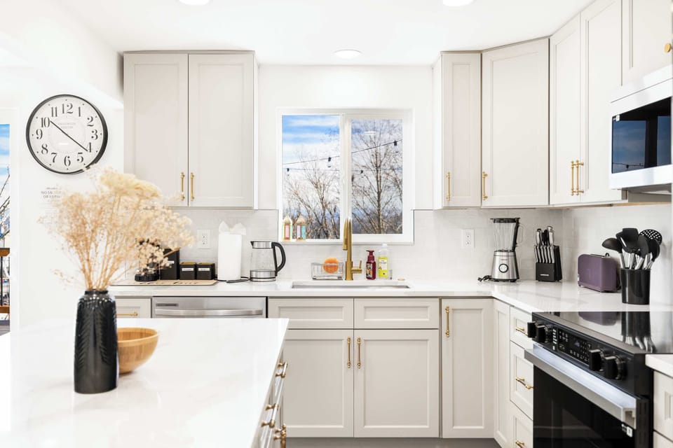This bright and airy kitchen offers scenic views while you cook. Thoughtfully stocked with all essentials, including a coffee station, blender, and high-quality cookware, making meal prep a breeze.