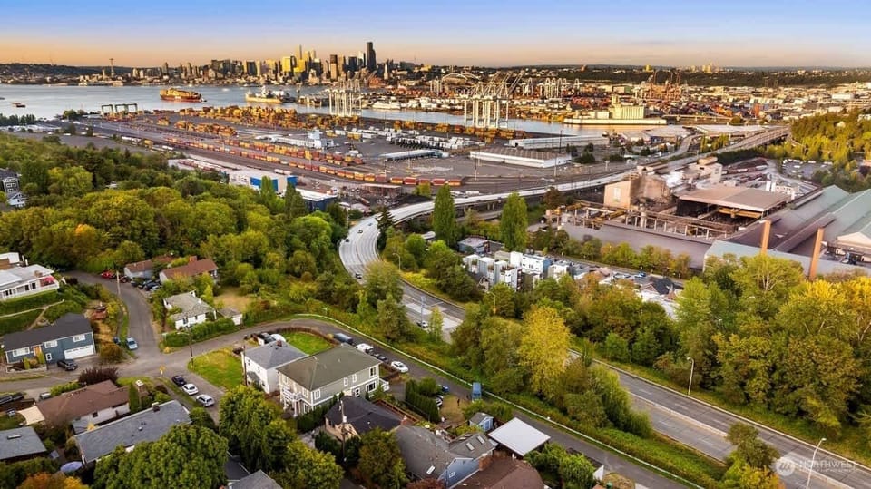 A great city & lake view from the deck while enjoying a drink or meditate.
