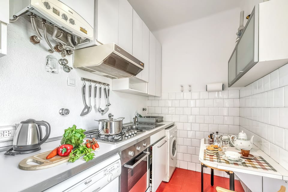 Fridge, oven, stovetop, dishwasher