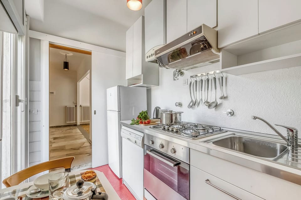 Fridge, oven, stovetop, dishwasher