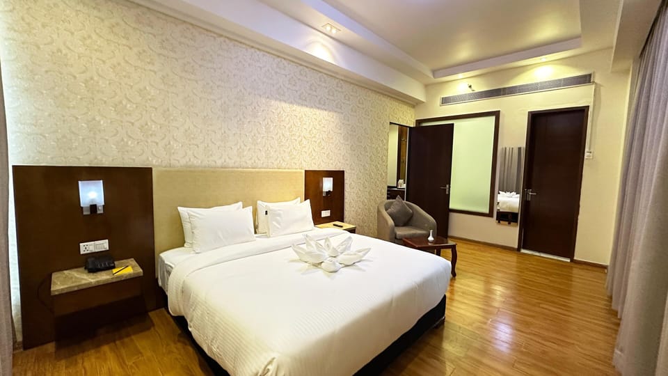 Suite, 1 Double Bed | Minibar, desk, laptop workspace, blackout drapes