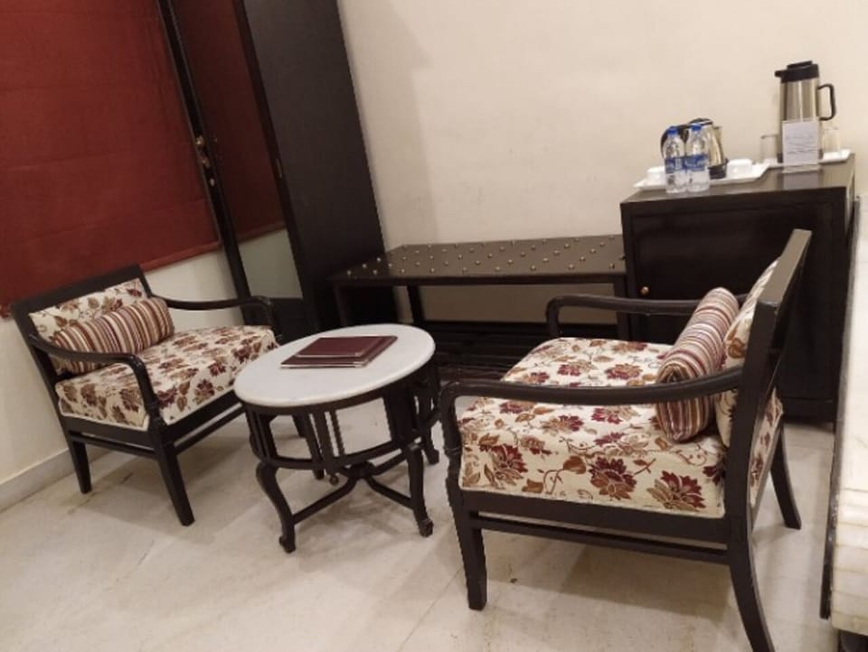 Traditional Room, Desert View | Living area