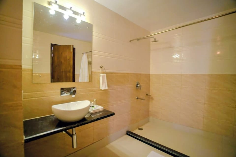 Royal Double Room, Garden View | Bathroom | Free toiletries, towels, soap, shampoo