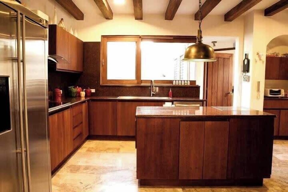 House | 6 bedrooms, high-speed internet
