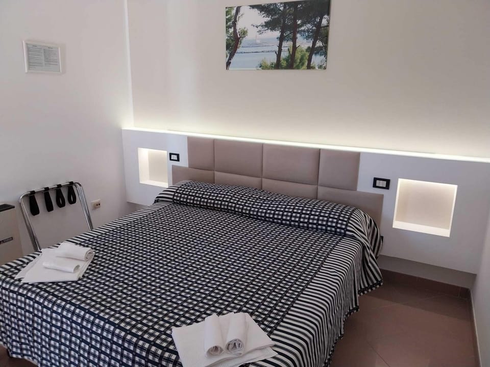 In-room safe, desk, free WiFi