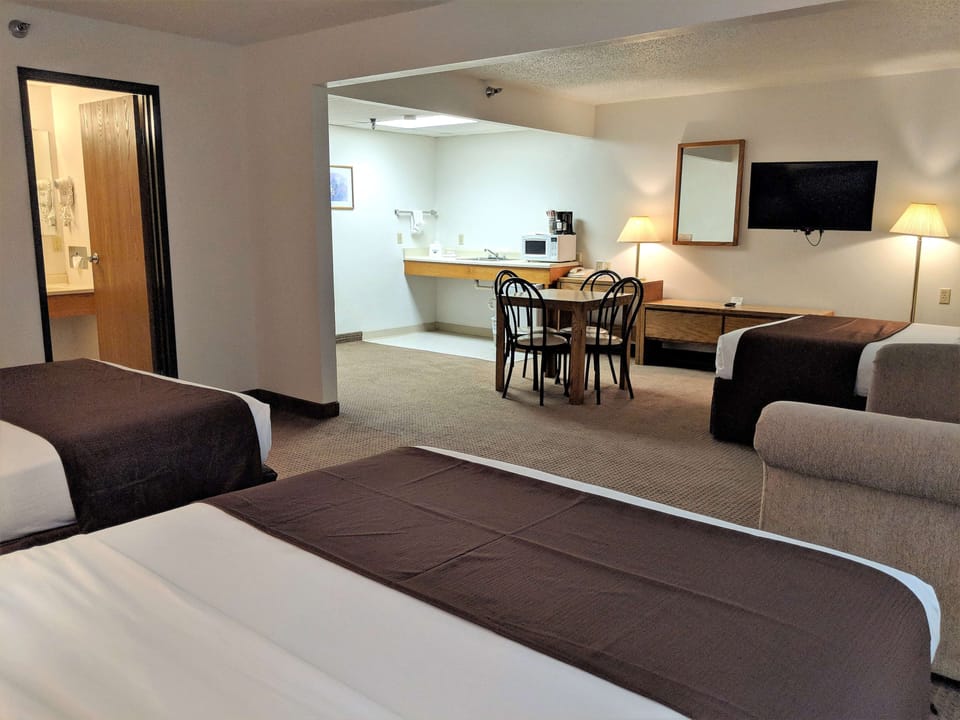 Suite, Multiple Beds | Dining room