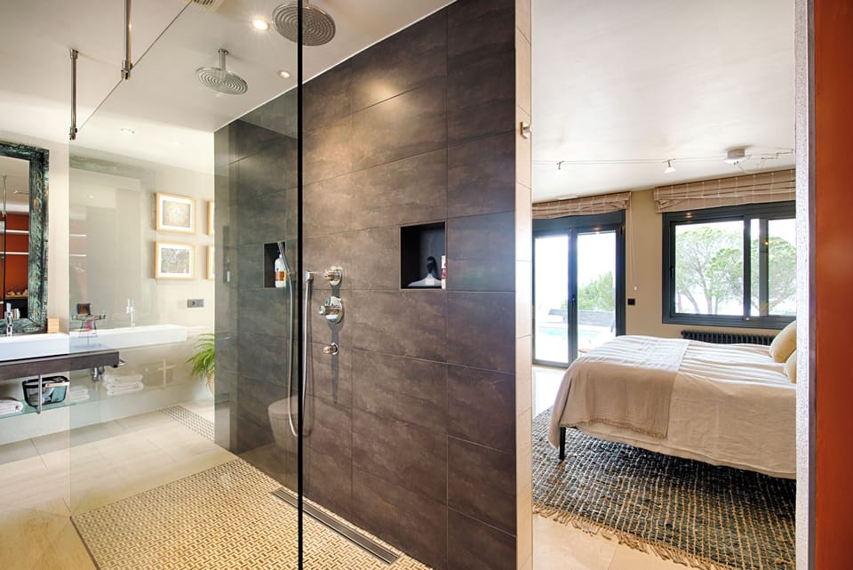 Luxury Double Room, 1 King Bed, Roll-in Shower, Sea View | Bathroom | Hair dryer, bathrobes, slippers, towels
