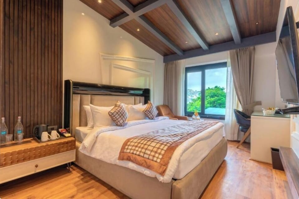 Premium Room | In-room safe, desk, laptop workspace, iron/ironing board